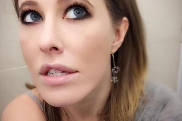 Телеведущая Ксения Собчак выпрашивает бриллиантовую подвеску