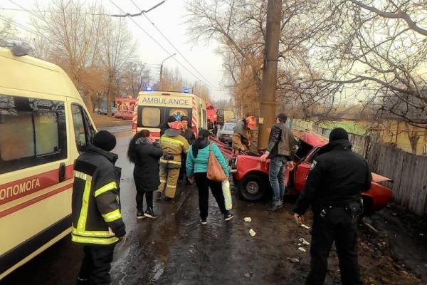 Страшная авария на Луганщине: прохожие спасали пострадавших Страшная авария на Луганщине: прохожие спасали пострадавших
