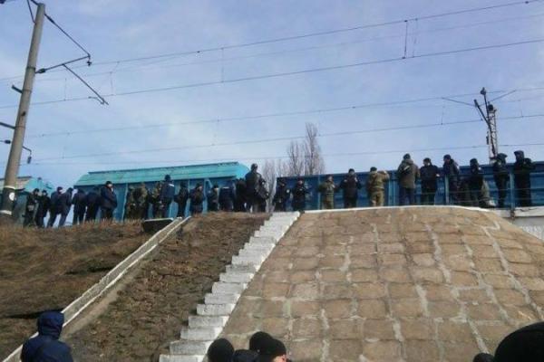 Акция в Конотопе продолжается: активисты проверяют документы прямо в кабине машиниста Акция в Конотопе продолжается: активисты проверяют документы прямо в кабине машиниста