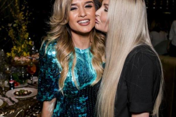 Телеведущая Ксения Бородина показала странное фото с подругой: поклонники смеются Телеведущая Ксения Бородина показала странное фото с подругой: поклонники смеются