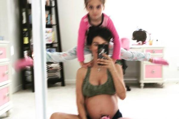 Беременная Анна Седокова шокировала поклонников снимком с дочерью Беременная Анна Седокова шокировала поклонников снимком с дочерью