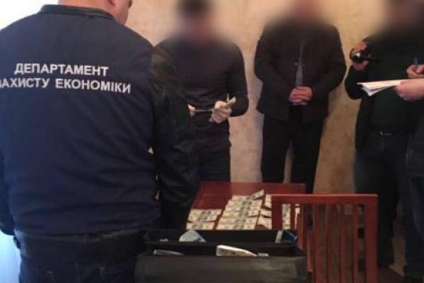 Аваков сообщил об очередном взяточнике, который требовал 2 тысячи "зеленых" за землю в аренду Аваков сообщил об очередном взяточнике, который требовал 2 тысячи "зеленых" за землю в аренду