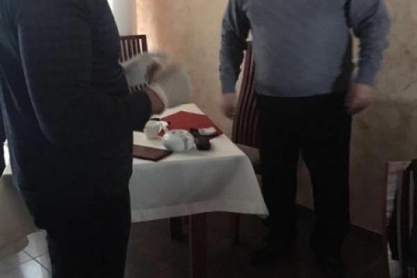 Аваков сообщил об очередном взяточнике, который требовал 2 тысячи "зеленых" за землю в аренду Аваков сообщил об очередном взяточнике, который требовал 2 тысячи "зеленых" за землю в аренду