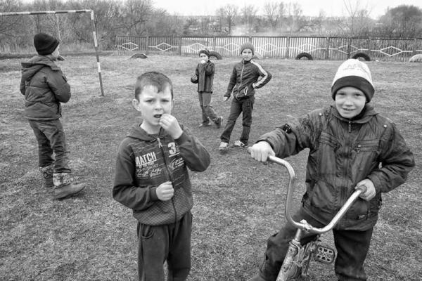 Украинский фотограф поразил черно-белыми снимками детей из зоны АТО и историей о голубях