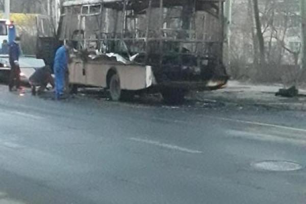 В центре Донецка произошел пожар: полностью сгорела маршрутка, появились кадры