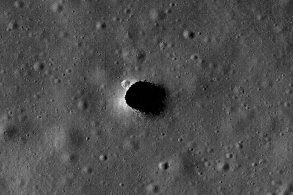 Японские ученые обнаружили на Луне многокилометровые глубокие тоннели Японские ученые обнаружили на Луне многокилометровые глубокие тоннели