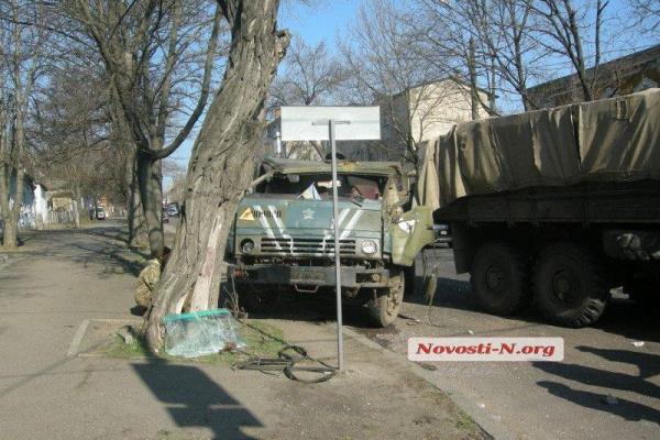 В центре Николаева произошло страшное ДТП: столкнулись два армейских грузовика, водитель в тяжелом состоянии В центре Николаева произошло страшное ДТП: столкнулись два армейских грузовика, водитель в тяжелом состоянии