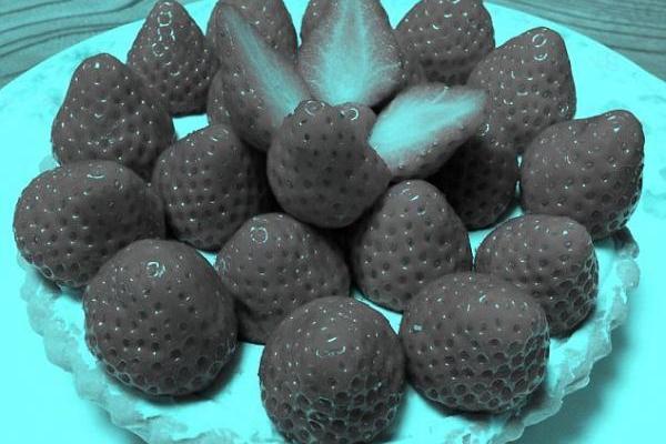 В Сети набирает популярность зрительная иллюзия с клубникой В Сети набирает популярность зрительная иллюзия с клубникой