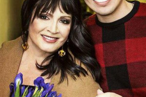 София Ротару отрастила челку и стала двойником сестры Аурики