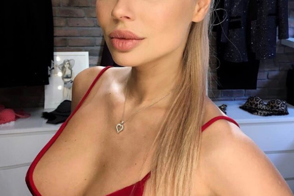 Актриса Наталья Рудова показала снимок в соблазнительном платье Актриса Наталья Рудова показала снимок в соблазнительном платье