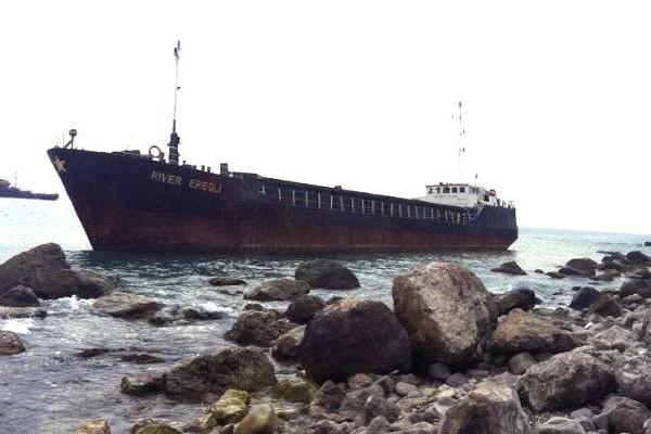 У берегов Крыма застряло на мели турецкое судно: появилось фото У берегов Крыма застряло на мели турецкое судно: появилось фото