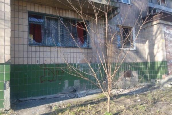 В результате боев в Донецке погиб человек: появились фото разрушений в городе В результате боев в Донецке погиб человек: появились фото разрушений в городе