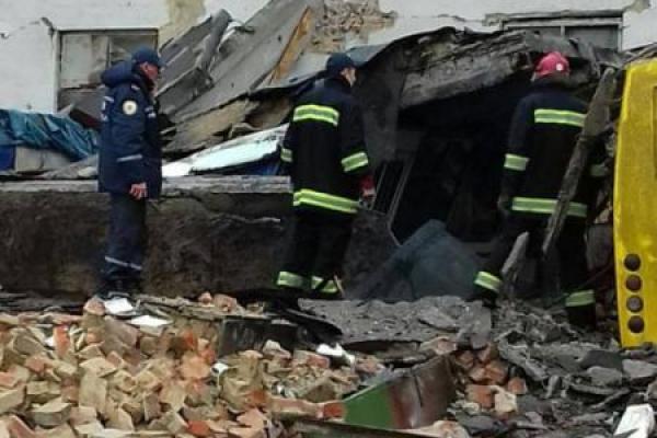 Шокирующий инцидент в Тернополе: в автобусном парке обвалились гаражи, повреждены две маршрутки Шокирующий инцидент в Тернополе: в автобусном парке обвалились гаражи, повреждены две маршрутки