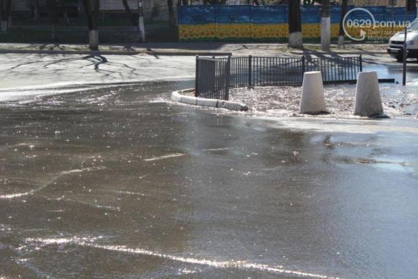 В Мариуполе затоплены несколько улиц: прохожие не реагируют, аварийных бригад нет