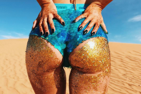 В моду входит художественное украшение ягодиц блестками