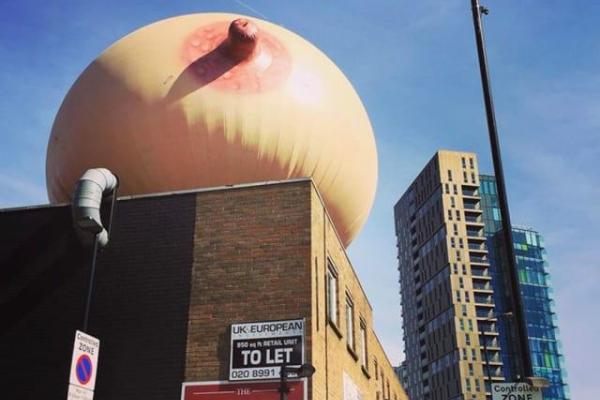 В Лондоне на крыше здания установили огромную надувную грудь