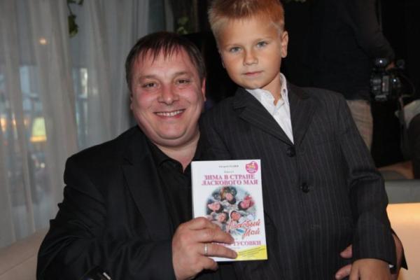 Убитый горем Андрей Разин не может расстаться с умершим сыном Убитый горем Андрей Разин не может расстаться с умершим сыном