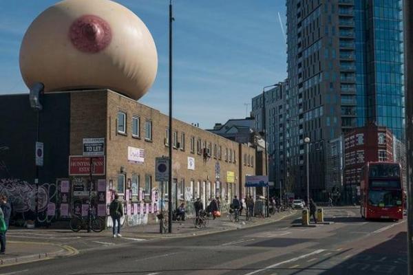 В Лондоне на крыше здания установили огромную надувную грудь