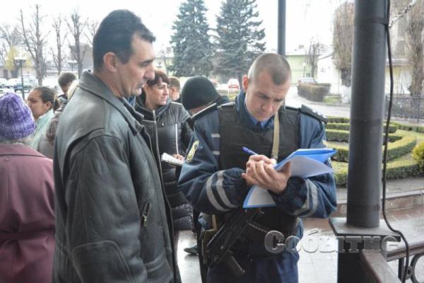 Голодные жители Алчевска вышли на митинг: "новая власть" натравила на людей неизвестных в камуфляже 