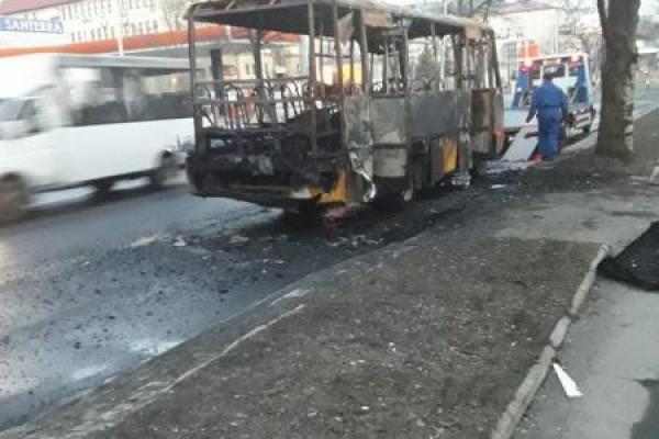 В центре Донецка произошел пожар: полностью сгорела маршрутка, появились кадры