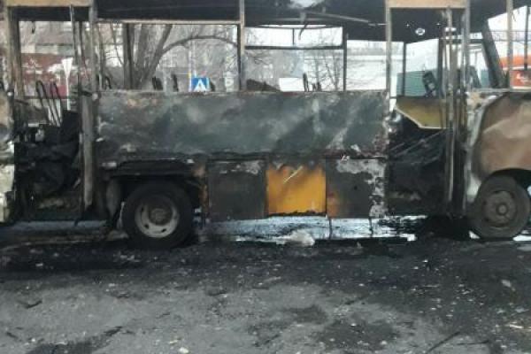 В центре Донецка произошел пожар: полностью сгорела маршрутка, появились кадры
