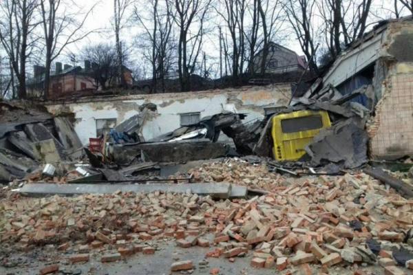 Шокирующий инцидент в Тернополе: в автобусном парке обвалились гаражи, повреждены две маршрутки Шокирующий инцидент в Тернополе: в автобусном парке обвалились гаражи, повреждены две маршрутки