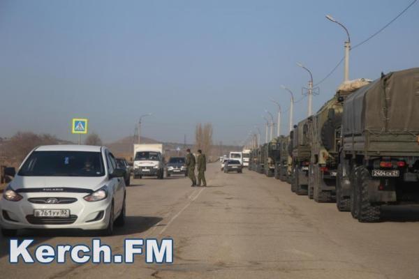 Кремль поднял по тревоге тысячи военных в Крыму: жители напуганы колоннами военной техники Кремль поднял по тревоге тысячи военных в Крыму: жители напуганы колоннами военной техники