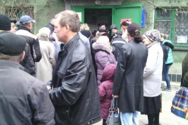 В оккупированной Макеевке огромные очереди за "гуманитаркой" - кадры