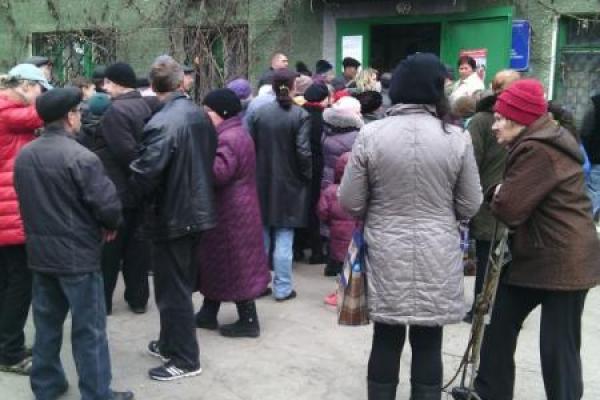 В оккупированной Макеевке огромные очереди за "гуманитаркой" - кадры