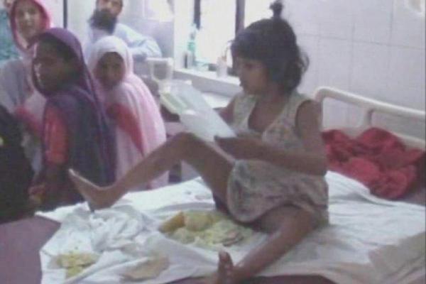 В индийском лесу нашли девочку-маугли: 8-летний ребенок ходит на четвереньках и кричит