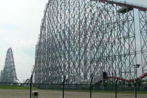 В сети показали самые жуткие американские горки В сети показали самые жуткие американские горки