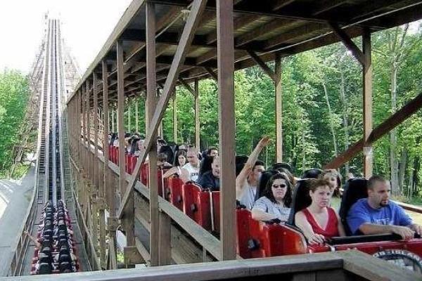 В сети показали самые жуткие американские горки В сети показали самые жуткие американские горки