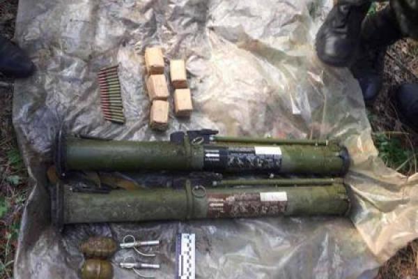 На Луганщине правоохранители нашли схрон боевиков с оружием и боеприпасами На Луганщине правоохранители нашли схрон боевиков с оружием и боеприпасами