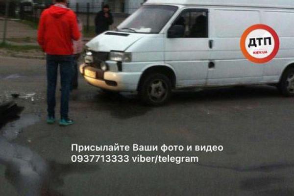 В Киеве произошла авария: столкнулись два автомобиля, кадры В Киеве произошла авария: столкнулись два автомобиля, кадры