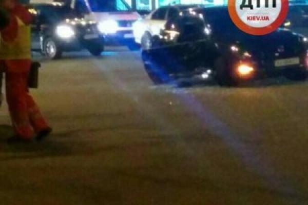 В Киеве произошло ДТП: столкнулись два автомобиля, есть пострадавшие В Киеве произошло ДТП: столкнулись два автомобиля, есть пострадавшие