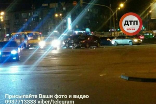В Киеве произошло ДТП: столкнулись два автомобиля, есть пострадавшие В Киеве произошло ДТП: столкнулись два автомобиля, есть пострадавшие