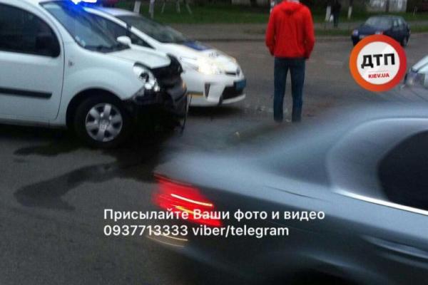 В Киеве произошла авария: столкнулись два автомобиля, кадры В Киеве произошла авария: столкнулись два автомобиля, кадры
