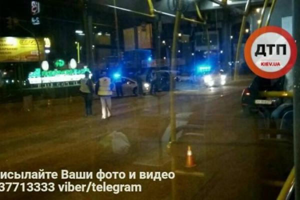 В Киеве произошло ДТП: столкнулись два автомобиля, есть пострадавшие В Киеве произошло ДТП: столкнулись два автомобиля, есть пострадавшие