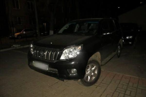 В Киеве злоумышленник ранил женщину, совершая кражу из автомобиля В Киеве злоумышленник ранил женщину, совершая кражу из автомобиля