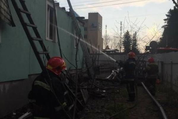 В Святошинском районе Киева произошел пожар: загорелся частный дом, появились кадры В Святошинском районе Киева произошел пожар: загорелся частный дом, появились кадры