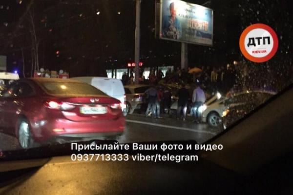 В Киеве произошло масштабное ДТП: один автомобиль перевернулся, появились кадры В Киеве произошло масштабное ДТП: один автомобиль перевернулся, появились кадры