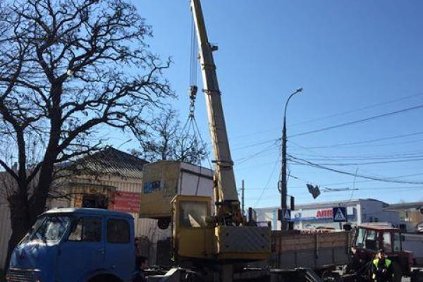 В Николаеве занялись демонтированием МАФов В Николаеве занялись демонтированием МАФов