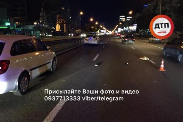 В Киеве произошло ДТП: пострадавшую женщину госпитализировали