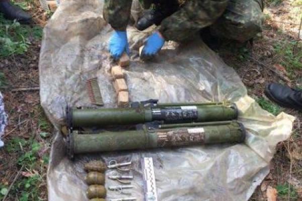 На Луганщине правоохранители нашли схрон боевиков с оружием и боеприпасами На Луганщине правоохранители нашли схрон боевиков с оружием и боеприпасами