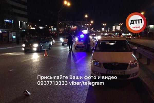 В Киеве произошло ДТП: пострадавшую женщину госпитализировали