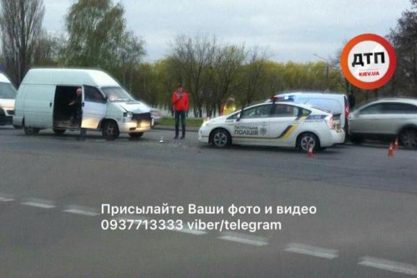 В Киеве произошла авария: столкнулись два автомобиля, кадры В Киеве произошла авария: столкнулись два автомобиля, кадры