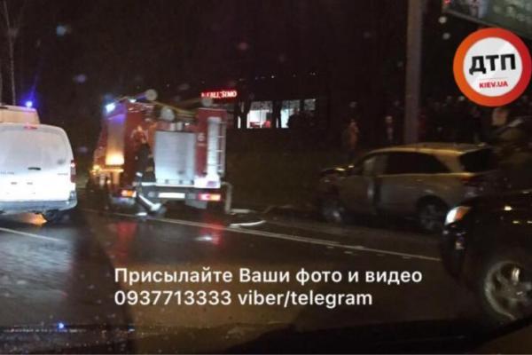 В Киеве произошло масштабное ДТП: один автомобиль перевернулся, появились кадры В Киеве произошло масштабное ДТП: один автомобиль перевернулся, появились кадры