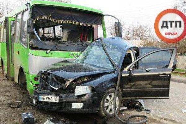 В Балаклее произошло страшное ДТП: маршрутка протаранила иномарку, есть погибшие В Балаклее произошло страшное ДТП: маршрутка протаранила иномарку, есть погибшие