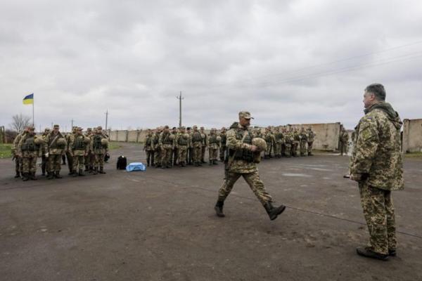 Президент Порошенко вручил награды участникам боевых действий в Донбассе Президент Порошенко вручил награды участникам боевых действий в Донбассе