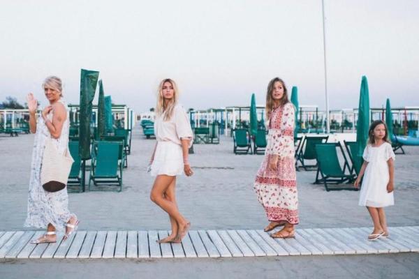 Певица Вера Брежнева показала поклонникам редкий семейный снимок Певица Вера Брежнева показала поклонникам редкий семейный снимок